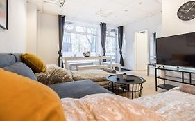 Spacious Two Br Close To Stadtpark And Street Parking